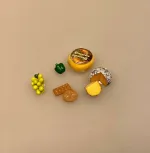 Miniature Gouda Ost, peberfrugt, miniature, mad, til, ting, tilbehør, dukkehus, nisser, 1:12, minimad, ostebord, sjov, symbolsk, gavekort, gave, vindruer, knækbrød, fransk,