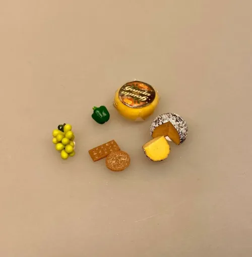 Miniature Gouda Ost, peberfrugt, miniature, mad, til, ting, tilbehør, dukkehus, nisser, 1:12, minimad, ostebord, sjov, symbolsk, gavekort, gave, vindruer, knækbrød, fransk,