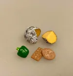 Miniature Peberfrugt Grøn, grøn, peber, grøntsag, ostebord, Miniature Peberfrugt Grøn, Miniature Porre, grøntsager, miniaturer, dukkehus, mad, grønt, veganer, vegetar, minimad, miniaturemad, nisser, nisseting, nissetilbehør, køkken, madlavning, sundt, nissedør, dukkehusting, dukkehusmad, biti, ribe, suppe, symbolsk, sangskjuler, 1:12