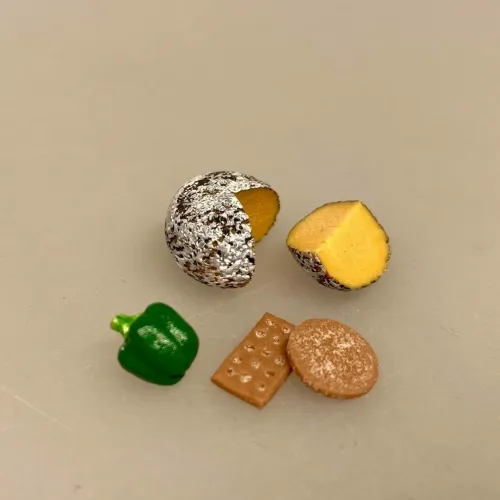 Miniature Peberfrugt Grøn, grøn, peber, grøntsag, ostebord, Miniature Peberfrugt Grøn, Miniature Porre, grøntsager, miniaturer, dukkehus, mad, grønt, veganer, vegetar, minimad, miniaturemad, nisser, nisseting, nissetilbehør, køkken, madlavning, sundt, nissedør, dukkehusting, dukkehusmad, biti, ribe, suppe, symbolsk, sangskjuler, 1:12