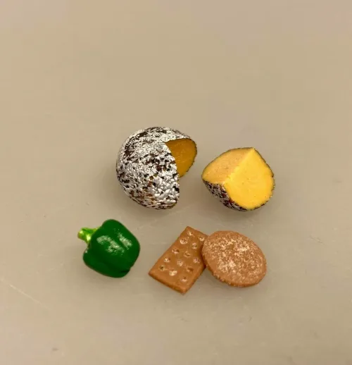 Miniature Peberfrugt Grøn, grøn, peber, grøntsag, ostebord, Miniature Peberfrugt Grøn, Miniature Porre, grøntsager, miniaturer, dukkehus, mad, grønt, veganer, vegetar, minimad, miniaturemad, nisser, nisseting, nissetilbehør, køkken, madlavning, sundt, nissedør, dukkehusting, dukkehusmad, biti, ribe, suppe, symbolsk, sangskjuler, 1:12