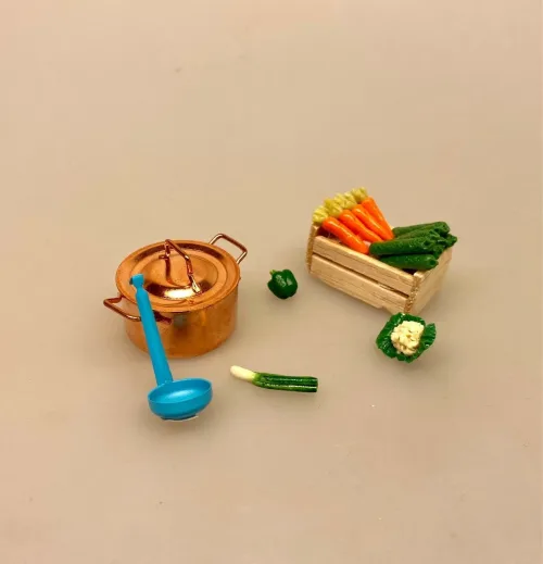 Miniature Peberfrugt Grøn, Miniature Porre, grøntsager, miniaturer, dukkehus, mad, grønt, veganer, vegetar, minimad, miniaturemad, nisser, nisseting, nissetilbehør, køkken, madlavning, sundt, nissedør, dukkehusting, dukkehusmad, biti, ribe, suppe, symbolsk, sangskjuler, 1:12, porre