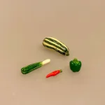 Miniature Porre, grøntsager, miniaturer, dukkehus, mad, grønt, veganer, vegetar, minimad, miniaturemad, nisser, nisseting, nissetilbehør, køkken, madlavning, sundt, nissedør, dukkehusting, dukkehusmad, biti, ribe, suppe, symbolsk, sangskjuler, 1:12