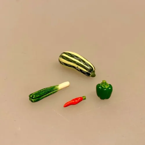 Miniature Porre, grøntsager, miniaturer, dukkehus, mad, grønt, veganer, vegetar, minimad, miniaturemad, nisser, nisseting, nissetilbehør, køkken, madlavning, sundt, nissedør, dukkehusting, dukkehusmad, biti, ribe, suppe, symbolsk, sangskjuler, 1:12