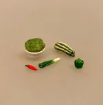 Miniature Peberfrugt Grøn, Miniature Porre, grøntsager, miniaturer, dukkehus, mad, grønt, veganer, vegetar, minimad, miniaturemad, nisser, nisseting, nissetilbehør, køkken, madlavning, sundt, nissedør, dukkehusting, dukkehusmad, biti, ribe, suppe, symbolsk, sangskjuler, 1:12