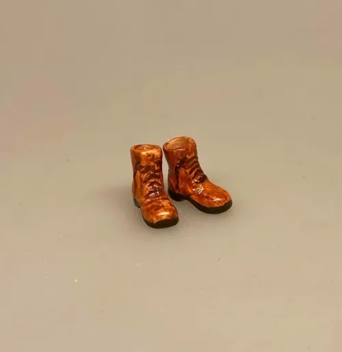 Miniature Støvler Brune, Miniature Kikkert, ornitolog, minikikkert, miniature, jagt, jæger, udstyr, 1:12, symbolsk, gave, nisser, nissetilbehør, ting, til, tilbehør, nissedør, nissetilbehør, dukkehus, dukkehustilbehør, dukkehusting, vinter, jul, biti, ribe,