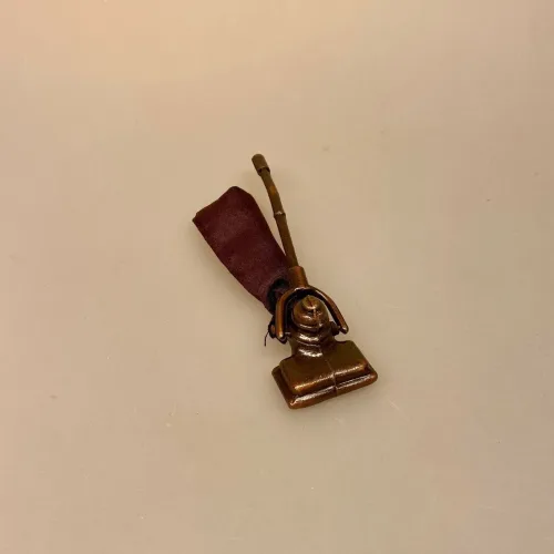 Miniature Støvsuger, rengøring, rengøringshjælp, symbolsk, gave, gavekort, 1:12, lille, bitte, sjov, sangskjuler, dukkehus, ting, til, tilbehør, miniature, miniaturer, nisser, nissetilbehør, nissedør, dukkehusting, dukkehustilbehør, jul, julerengøring, sangskjuler, biti, ribe, upstairs, downstairs