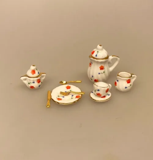 Miniature Porcelænskrukke Lille med Blomst, Miniature Flødekande med Blomst , Miniature Kaffekande Porcelæn med Blomster, kaffekande, kaffepause, Miniature Tallerken Porcelæn Blomster, service, kaffe, kaffeservice, middagstallerken, mini, miniature, miniatyre, 1:12, dukkehus, nisser, symbolsk, gave, gavekort, sangskjuler, sønderjysk kaffebord, tjener, madlavning, borddækning, nisserne, nissedør, dukkehusting, dukkehustilbehør, interiør, ting til, sættekasse, sætterkasse, biti, Best in miniature