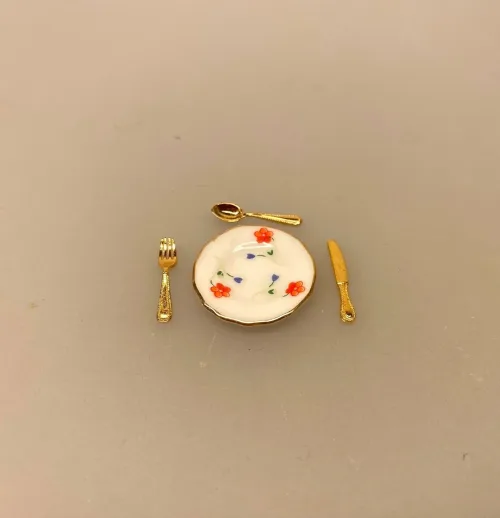 Miniature Tallerken Porcelæn Blomster, service, kaffe, kaffeservice, middagstallerken, mini, miniature, miniatyre, 1:12, dukkehus, nisser, symbolsk, gave, gavekort, sangskjuler, sønderjysk kaffebord, tjener, madlavning, borddækning, nisserne, nissedør, dukkehusting, dukkehustilbehør, interiør, ting til, sættekasse, sætterkasse, biti, Best in miniature