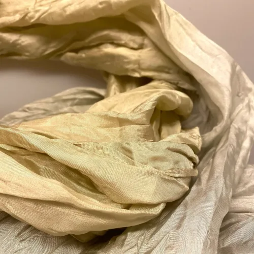 Silketørklæde med Kniplingsbort - Sivgrøn Sand, lyst, lækkert, lille, fylder ikke, tonet, koloreret, yndigt, feminint, sporty, specielt, luksus, lækkert, silke silketørklæde, stola, hæklet, takkekant, knilpet, kniplinger, brunt, tørlklæde, gave, gaveide, biti, ribe, tilbud