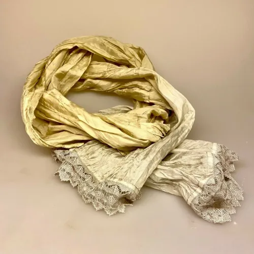 Silketørklæde med Kniplingsbort - Sivgrøn Sand, lyst, lækkert, lille, fylder ikke, tonet, koloreret, yndigt, feminint, sporty, specielt, luksus, lækkert, silke silketørklæde, stola, hæklet, takkekant, knilpet, kniplinger, brunt, tørlklæde, gave, gaveide, biti, ribe, tilbud