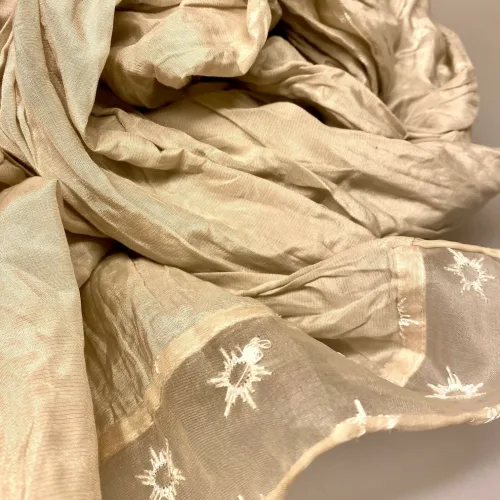 Silketørklæde med Organza Borter - Lys Sand, beige, natur, sandfarvet, kit, stola, sjlke, over skuldrene, fest, tilbehør, lys, flot, lækker, kvalitet, organza, stilig, smuk, festlig, tilbud, udsalg, gave, gaveide, sporty, fyldig, elegant, biti, ribe