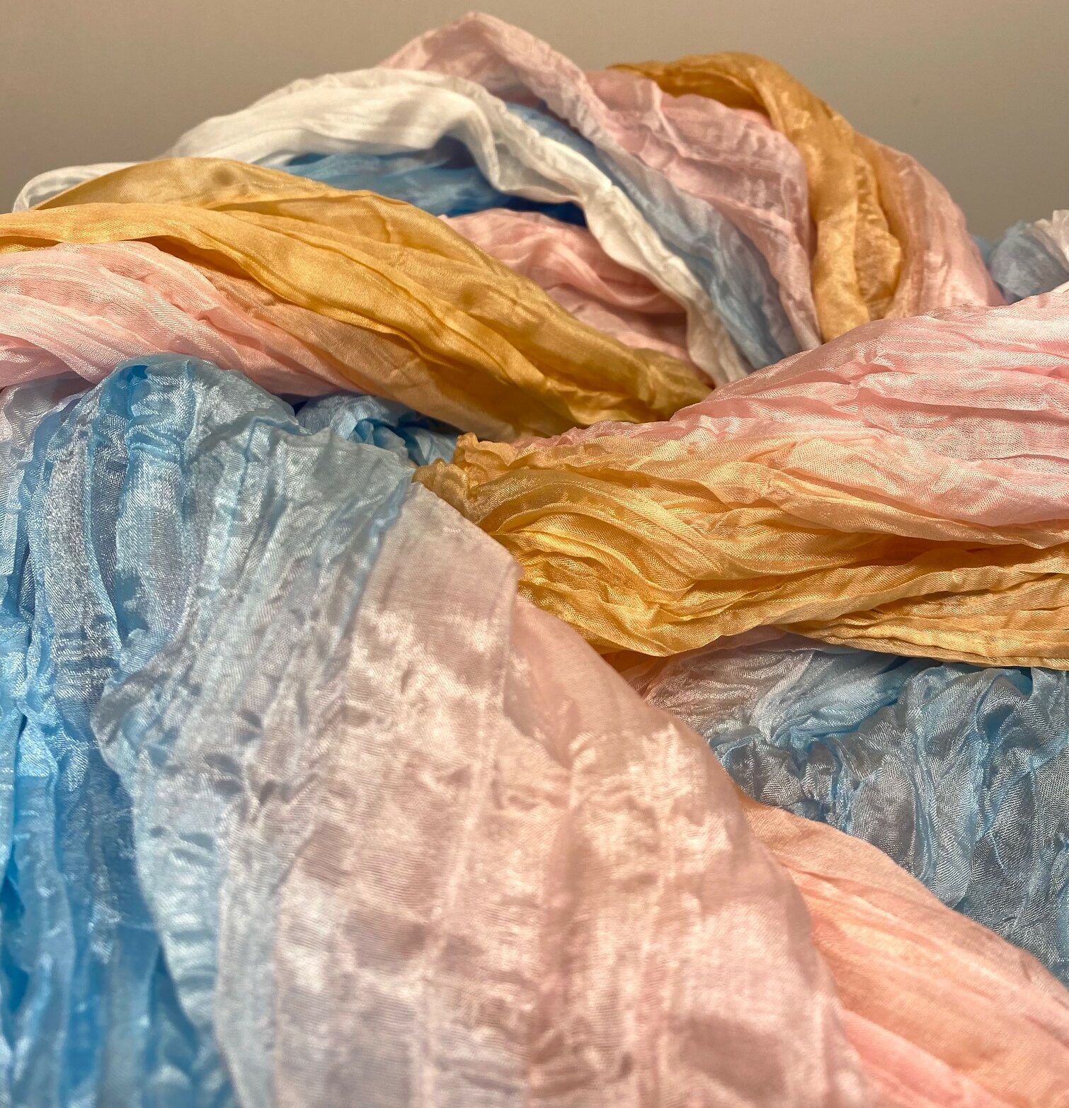 Twistet Silketørklæde 1664 - Pastelfarver, lyse, feminine, farver, 1664, lyseblå, isblå, rosa, hvid, beige, lysegul, ferskenfarvet, crash, krøllet, snoet, blank, flot, sporty, lækker, ægte, ren, silke, pongee, pongé, tørklæde, gave, gaveide, elegant, smart, billigt, kvalitet, biti, ribe