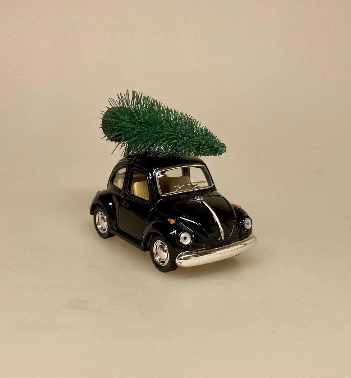 VW Folkevogn Mini Bobbel med Juletræ - Sort, julebil, grantræ, juletræ, på taget, driving, home, 4, for, xmas, christmas, julepynt, sjov, fin, modelbil, bobbel, boble, folkevogn, volkswagen, metal, bil, biti, ribe