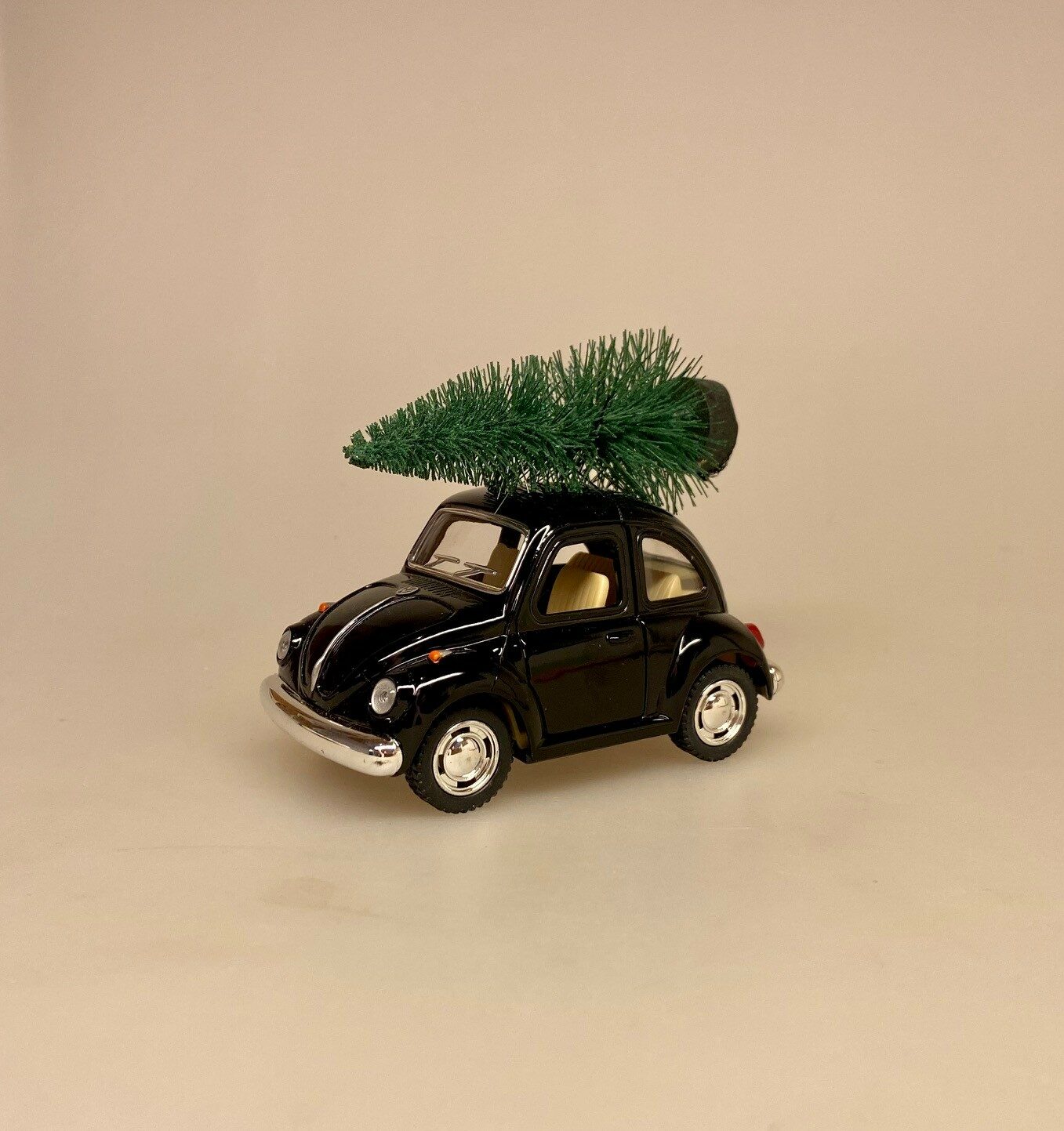 VW Folkevogn Mini Bobbel med Juletræ - Sort, julebil, grantræ, juletræ, på taget, driving, home, 4, for, xmas, christmas, julepynt, sjov, fin, modelbil, bobbel, boble, folkevogn, volkswagen, metal, bil, biti, ribe