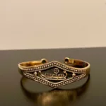 Armbånd Bronze med Vikingeskib, skridbladner, solhjul, helleristning, vikingemotiv, ægte, original, bornholm, vikingearmbånd, armbånd, armring, gylden, kobber, bronze, museumssmykker, kopismykker, fund, udgravninger, vikinger, danefæ, til herrer, til mænd, til drenge, til damer, til piger, smykker, gave, ide, billigt, specielt, særligt, evigheden, for ever, biti, ribe, skib, båd, eventyr, sejl, drage