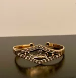 Armbånd Bronze med Vikingeskib, skridbladner, solhjul, helleristning, vikingemotiv, ægte, original, bornholm, vikingearmbånd, armbånd, armring, gylden, kobber, bronze, museumssmykker, kopismykker, fund, udgravninger, vikinger, danefæ, til herrer, til mænd, til drenge, til damer, til piger, smykker, gave, ide, billigt, specielt, særligt, evigheden, for ever, biti, ribe, skib, båd, eventyr, sejl, drage