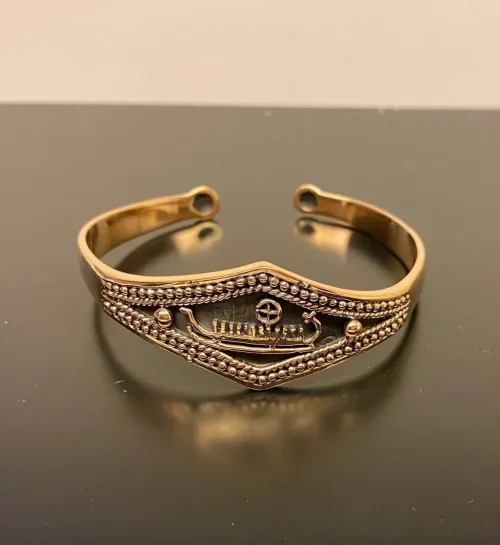 Armbånd Bronze med Vikingeskib, skridbladner, solhjul, helleristning, vikingemotiv, ægte, original, bornholm, vikingearmbånd, armbånd, armring, gylden, kobber, bronze, museumssmykker, kopismykker, fund, udgravninger, vikinger, danefæ, til herrer, til mænd, til drenge, til damer, til piger, smykker, gave, ide, billigt, specielt, særligt, evigheden, for ever, biti, ribe, skib, båd, eventyr, sejl, drage