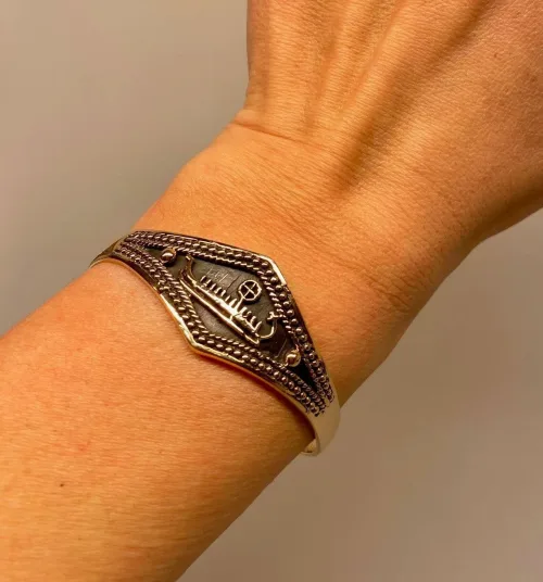 Armbånd Bronze med Vikingeskib, skridbladner, solhjul, helleristning, vikingemotiv, ægte, original, bornholm, vikingearmbånd, armbånd, armring, gylden, kobber, bronze, museumssmykker, kopismykker, fund, udgravninger, vikinger, danefæ, til herrer, til mænd, til drenge, til damer, til piger, smykker, gave, ide, billigt, specielt, særligt, evigheden, for ever, biti, ribe, skib, båd, eventyr, sejl, drage