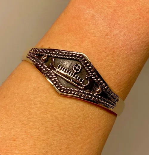 Armbånd Bronze med Vikingeskib, skridbladner, solhjul, helleristning, vikingemotiv, ægte, original, bornholm, vikingearmbånd, armbånd, armring, gylden, kobber, bronze, museumssmykker, kopismykker, fund, udgravninger, vikinger, danefæ, til herrer, til mænd, til drenge, til damer, til piger, smykker, gave, ide, billigt, specielt, særligt, evigheden, for ever, biti, ribe, skib, båd, eventyr, sejl, drage