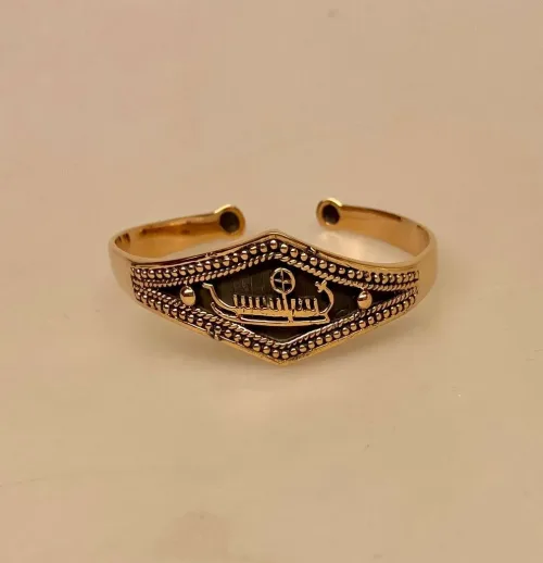 Armbånd Bronze med Vikingeskib, skridbladner, solhjul, helleristning, vikingemotiv, ægte, original, bornholm, vikingearmbånd, armbånd, armring, gylden, kobber, bronze, museumssmykker, kopismykker, fund, udgravninger, vikinger, danefæ, til herrer, til mænd, til drenge, til damer, til piger, smykker, gave, ide, billigt, specielt, særligt, evigheden, for ever, biti, ribe, skib, båd, eventyr, sejl, drage