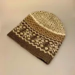 Beanie Hue i Uld med Fleecefoer - Beige Brun, hue, uldhue, hat, strikket, håndstrikket, ren uld, blød, merino, uldhat, ulden, beanie, hipster, hipsterhue, grøn, blå, havfarver, blågrøn, turkis, varm, sporty, smart, til piger, til damer, damehue, strik, uldstrik, mønster, smart, tilbehør, vinter, gave, gaveide, julegave, biti, ribe