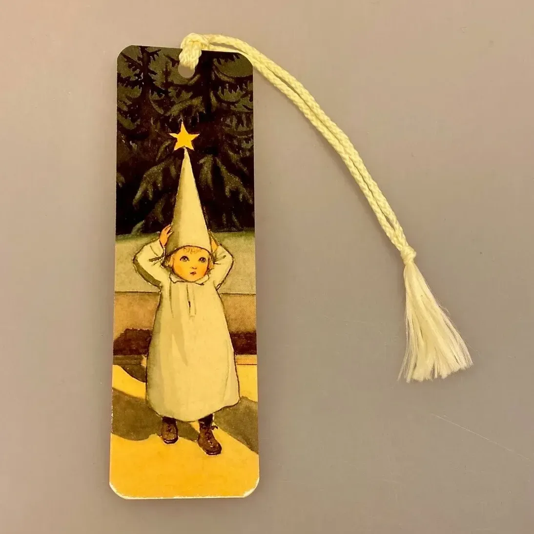 Bogmærke Karton med Elsa Beskow Stjernedreng Bogmærke Karton med Elsa Beskow Stjernedreng, stjärngosse, lucia, jul, december, læsehest, boggave, billig, fin, flot, elsa beskow, årets saga, biti, ribe