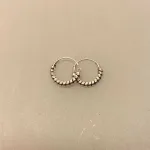 Creoler i Sølv Ø 12 mm Glat Snoning. Creol Øreringe i Sølv - Små med Bevikling Ø10 mm, lyse, blank, blanke, simple, enkle, stilede, stilige, små, specielle, cool, hoops, runde, ægte, sølv, sterling, 925, bali, old school, maanesten, pico, billige, sølvøreringe, øreringe, stine a, enamel, cph, jane kønig, par, flotte, gaveide, gave, biti, ribe