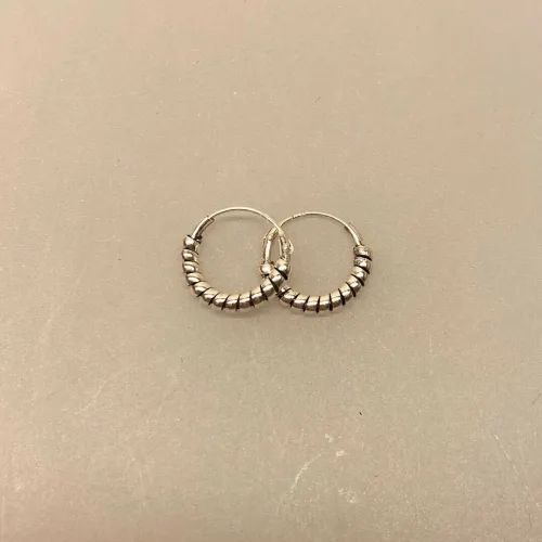 Creoler i Sølv Ø 12 mm Glat Snoning. Creol Øreringe i Sølv - Små med Bevikling Ø10 mm, lyse, blank, blanke, simple, enkle, stilede, stilige, små, specielle, cool, hoops, runde, ægte, sølv, sterling, 925, bali, old school, maanesten, pico, billige, sølvøreringe, øreringe, stine a, enamel, cph, jane kønig, par, flotte, gaveide, gave, biti, ribe