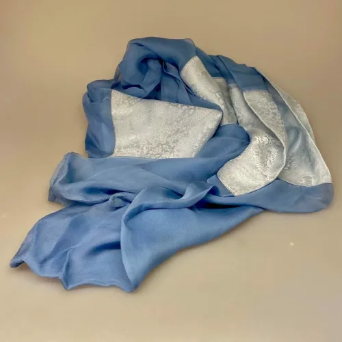 Dobbelt Silkechiffon Tørklæde med Jaquard - Dueblåt, stort, dobbelt, borter, satin, chiffon, stola, elegant, tilbud, billigt, lækkert, specielt, smukt, lækkert, ren, ægte, silke, silketørklæde, stort, over skuldrene, lyseblåt, yndigt, feminint, elegant, biti, ribe, gave, gaveide
