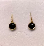 Forgyldte Ørenringe med Glat Rund Sten - Sort Onyx, sorte, agat, onyx, sten, runde, hænge, øreringe, ørehængere, hængeøreringe, ægte, sten, guld, ægte, guldøreringe, danske brands, dansk design, susanne friis bjørner, enamel, jane kønig, julie sandlav, maanesten, enkle, stilige, elegante, diskrete, biti, ribe