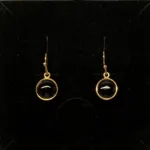Forgyldte Ørenringe med Glat Rund Sten - Sort Onyx, sorte, agat, onyx, sten, runde, hænge, øreringe, ørehængere, hængeøreringe, ægte, sten, guld, ægte, guldøreringe, danske brands, dansk design, susanne friis bjørner, enamel, jane kønig, julie sandlav, maanesten, enkle, stilige, elegante, diskrete, biti, ribe