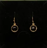 Forgyldte Ørenringe med Glat Rund Sten - Sort Onyx, sorte, agat, onyx, sten, runde, hænge, øreringe, ørehængere, hængeøreringe, ægte, sten, guld, ægte, guldøreringe, danske brands, dansk design, susanne friis bjørner, enamel, jane kønig, julie sandlav, maanesten, enkle, stilige, elegante, diskrete, biti, ribe
