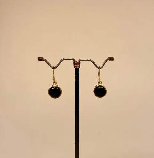 Forgyldte Ørenringe med Glat Rund Sten - Sort Onyx, sorte, agat, onyx, sten, runde, hænge, øreringe, ørehængere, hængeøreringe, ægte, sten, guld, ægte, guldøreringe, danske brands, dansk design, susanne friis bjørner, enamel, jane kønig, julie sandlav, maanesten, enkle, stilige, elegante, diskrete, biti, ribe