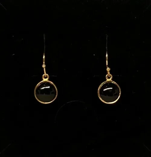 Forgyldte Ørenringe med Glat Rund Sten - Sort Onyx, sorte, agat, onyx, sten, runde, hænge, øreringe, ørehængere, hængeøreringe, ægte, sten, guld, ægte, guldøreringe, danske brands, dansk design, susanne friis bjørner, enamel, jane kønig, julie sandlav, maanesten, enkle, stilige, elegante, diskrete, biti, ribe