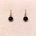 Forgyldte Ørenringe med Runde Facetsten - Sort Onyx, sort, agat, ædelsten, halvædelsten, ægte, facetteret, facetslebet, sorte, runde, enkle, øreringe, med sten, guld, nikkelfri,design,dansk, flotte, biti, ribe