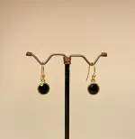 Forgyldte Ørenringe med Runde Facetsten - Sort Onyx, sort, agat, ædelsten, halvædelsten, ægte, facetteret, facetslebet, sorte, runde, enkle, øreringe, med sten, guld, nikkelfri,design,dansk, flotte, biti, ribe