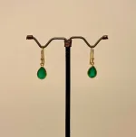 Guld Ørenringe med Facetslebet Lille Dråbe - Grøn Agat, frisk, klar, grønne, sten, øreringe, dråbeformede, ørehængere, hænge, øreringe, små, flotte, ægte, ædelsten, guld, nikkelfri, allergivenlige, sterling, sølv, forgyldte, moderne, pige, gave, gaveide, julegave, dansk design, danske, brands, susanne friis bjørner, enamel, maanesten, stine a, jane kønig, julie sandlau, biti, ribe