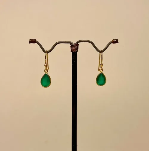 Guld Ørenringe med Facetslebet Lille Dråbe - Grøn Agat, frisk, klar, grønne, sten, øreringe, dråbeformede, ørehængere, hænge, øreringe, små, flotte, ægte, ædelsten, guld, nikkelfri, allergivenlige, sterling, sølv, forgyldte, moderne, pige, gave, gaveide, julegave, dansk design, danske, brands, susanne friis bjørner, enamel, maanesten, stine a, jane kønig, julie sandlau, biti, ribe