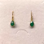 Guld Ørenringe med Facetslebet Lille Dråbe - Grøn Agat, frisk, klar, grønne, sten, øreringe, dråbeformede, ørehængere, hænge, øreringe, små, flotte, ægte, ædelsten, guld, nikkelfri, allergivenlige, sterling, sølv, forgyldte, moderne, pige, gave, gaveide, julegave, dansk design, danske, brands, susanne friis bjørner, enamel, maanesten, stine a, jane kønig, julie sandlau, biti, ribe