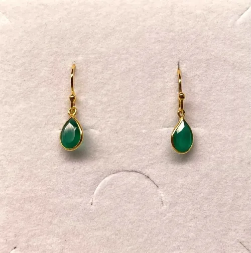 Guld Ørenringe med Facetslebet Lille Dråbe - Grøn Agat, frisk, klar, grønne, sten, øreringe, dråbeformede, ørehængere, hænge, øreringe, små, flotte, ægte, ædelsten, guld, nikkelfri, allergivenlige, sterling, sølv, forgyldte, moderne, pige, gave, gaveide, julegave, dansk design, danske, brands, susanne friis bjørner, enamel, maanesten, stine a, jane kønig, julie sandlau, biti, ribe