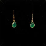 Guld Ørenringe med Facetslebet Lille Dråbe - Grøn Agat, frisk, klar, grønne, sten, øreringe, dråbeformede, ørehængere, hænge, øreringe, små, flotte, ægte, ædelsten, guld, nikkelfri, allergivenlige, sterling, sølv, forgyldte, moderne, pige, gave, gaveide, julegave, dansk design, danske, brands, susanne friis bjørner, enamel, maanesten, stine a, jane kønig, julie sandlau, biti, ribe