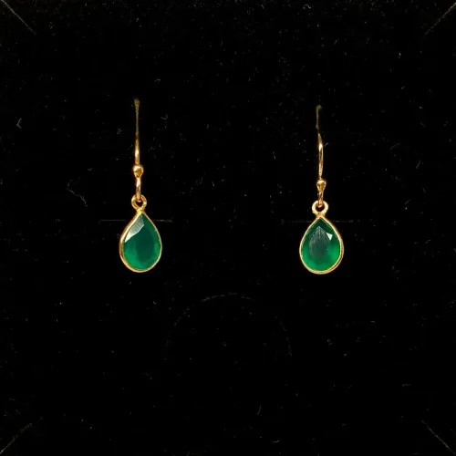 Guld Ørenringe med Facetslebet Lille Dråbe - Grøn Agat, frisk, klar, grønne, sten, øreringe, dråbeformede, ørehængere, hænge, øreringe, små, flotte, ægte, ædelsten, guld, nikkelfri, allergivenlige, sterling, sølv, forgyldte, moderne, pige, gave, gaveide, julegave, dansk design, danske, brands, susanne friis bjørner, enamel, maanesten, stine a, jane kønig, julie sandlau, biti, ribe