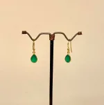 Guld Ørenringe med Facetslebet Lille Dråbe - Grøn Agat, frisk, klar, grønne, sten, øreringe, dråbeformede, ørehængere, hænge, øreringe, små, flotte, ægte, ædelsten, guld, nikkelfri, allergivenlige, sterling, sølv, forgyldte, moderne, pige, gave, gaveide, julegave, dansk design, danske, brands, susanne friis bjørner, enamel, maanesten, stine a, jane kønig, julie sandlau, biti, ribe