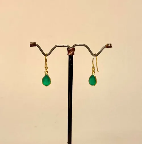 Guld Ørenringe med Facetslebet Lille Dråbe - Grøn Agat, frisk, klar, grønne, sten, øreringe, dråbeformede, ørehængere, hænge, øreringe, små, flotte, ægte, ædelsten, guld, nikkelfri, allergivenlige, sterling, sølv, forgyldte, moderne, pige, gave, gaveide, julegave, dansk design, danske, brands, susanne friis bjørner, enamel, maanesten, stine a, jane kønig, julie sandlau, biti, ribe