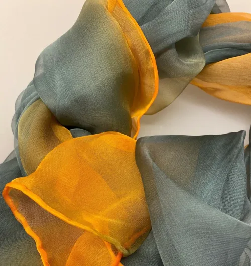 Silkechiffon 1163 XL - Khaki Orange, varme, farver, dæmpede, blide, solgul, orange, grøn, army, støvet, stort, fnuglet, stola, tørklæde, fin, ægte, ren, silke, håndstukne, håndrullede, kanter, tyndt, let, feminint, gave, eksklusivt, tilbud, udsalg, billigt, flot, smukt, kvalitet, biti, ribe