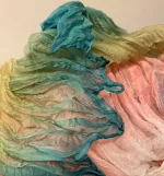 Silkechiffon Twistet på Tværs 1159 - Grøn Rosa Hvid, 1159-253, plisseret, foldet, vifteeffekt, plisse, crash, krøllet, lille, crincle, let, fylder ikke meget, luner, lunt, pynt, som krave, varme farver, jordfarver, efterår, silketørklæde, ren silke, 100%, ægte, kvalitet, flot, elegant, feminint, sporty, casual, biti, ribe, forårsfarver