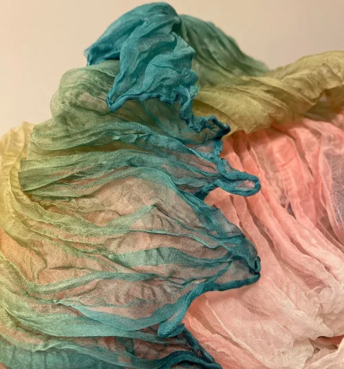 Silkechiffon Twistet på Tværs 1159 - Grøn Rosa Hvid, 1159-253, plisseret, foldet, vifteeffekt, plisse, crash, krøllet, lille, crincle, let, fylder ikke meget, luner, lunt, pynt, som krave, varme farver, jordfarver, efterår, silketørklæde, ren silke, 100%, ægte, kvalitet, flot, elegant, feminint, sporty, casual, biti, ribe, forårsfarver