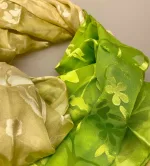 Silkesatin Tørklæde Reliefmønster - Æblegrønt, satin, ausbrenner, brændt, ætset, mønster, relief, specielt, særligt, flot, yndigt, frisk, grøn, silke, smukt, fed, blank, biti, ribe, unikt, unika