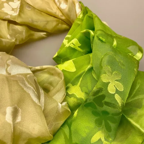 Silkesatin Tørklæde Reliefmønster - Æblegrønt, satin, ausbrenner, brændt, ætset, mønster, relief, specielt, særligt, flot, yndigt, frisk, grøn, silke, smukt, fed, blank, biti, ribe, unikt, unika